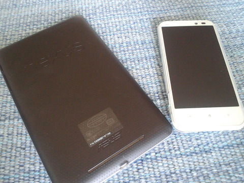 auの2013年夏モデル AQUOS PHONE SHL22　レビュー