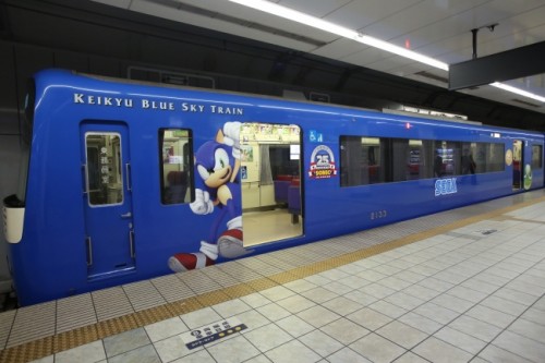 セガゲームスの人気ゲーム「ソニック」＆「ぷよぷよ」発売25周年企画ラッピング電車「京急セガトレイン」本日より運行開始！～セガ発祥の…