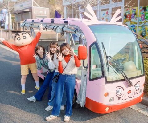 通園バスに乗って「クレヨンしんちゃん」の世界へレッツゴー！ 『ふたば幼稚園バス』乗車券付き限定ツアーチケット 6月8日(月)より期間限定販売開始
