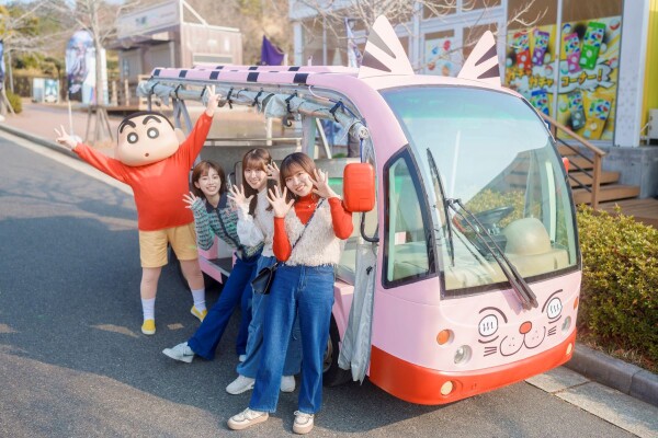 通園バスに乗って「クレヨンしんちゃん」の世界へレッツゴー！ 『ふたば幼稚園バス』乗車券付き限定ツアーチケット 6月8日(月)より期…