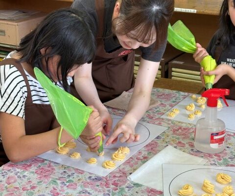 地域と学校が連携した職業体験イベント「キッザヒガシニア」を川越市立霞ヶ関東小学校で開催【三幸学園 大宮エリア姉妹校】