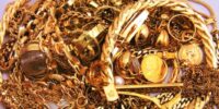 買い取った商品の卸先はどうする?貴金属・金貨・アクセサリー・時計・切手の販路別の売り方と卸単価の相場──精錬業者・古物市場・業者間取引・ヤフオクの使い分けで粗利を最大化する買取店の販売戦略