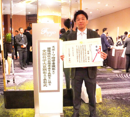 レスリング部の前田監督、青柳選手、石井選手が、 文部科学大臣表彰を受けました