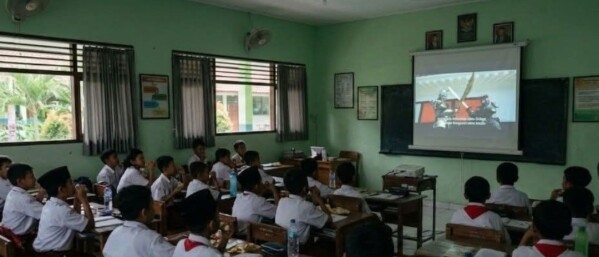 【バリ島の教育機関で『～運送ドラゴン～パワード人間バトルクーリエ』学校上映、記念植樹】徳丸新作プロデュース、アクション俳優・大東賢…